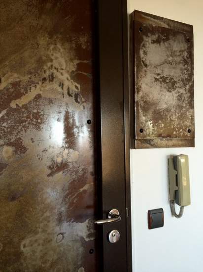 Habillage d'une porte en fer vieillie à Cassis